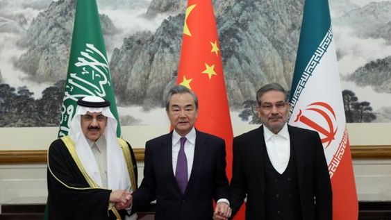 De izquierda a derecha: Musaad al-Aiban, ministro de Estado saudí; Wang Yi, máximo responsable de la política exterior china; y Ali Shamkhani, secretario del Consejo de Seguridad Nacional de Irán.