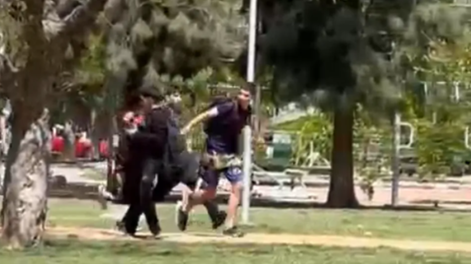 El chico agredido cobardemente de un piedrazo por otros estudiantes se recupera y volvió a jugar al fútbol