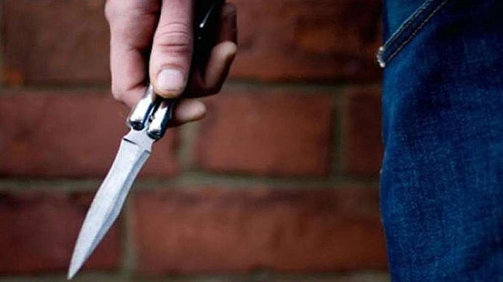 Un alumno de 13 años atacó con un arma blanca a una profesora.