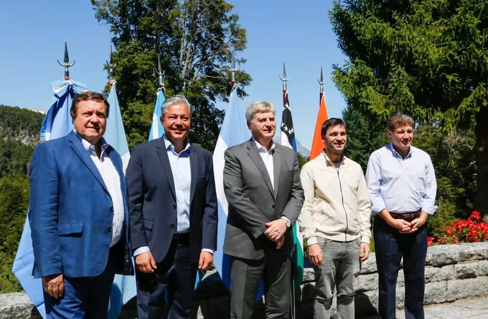 Los gobernadores patagónicos mantuvieron una reunión virtual para definir si frenan el suministro de gas y petróleo al resto del país. (Foto: X/@gustavomelella).