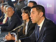 Protagonismo. Facundo Correa Llano, presidente de La Libertad Avanza Mendoza, con el gobernador Alfredo Cornejo y otros radicales de fondo. Aseguran que Cambia Mendoza aparece en la boleta de la alianza a nivel local.