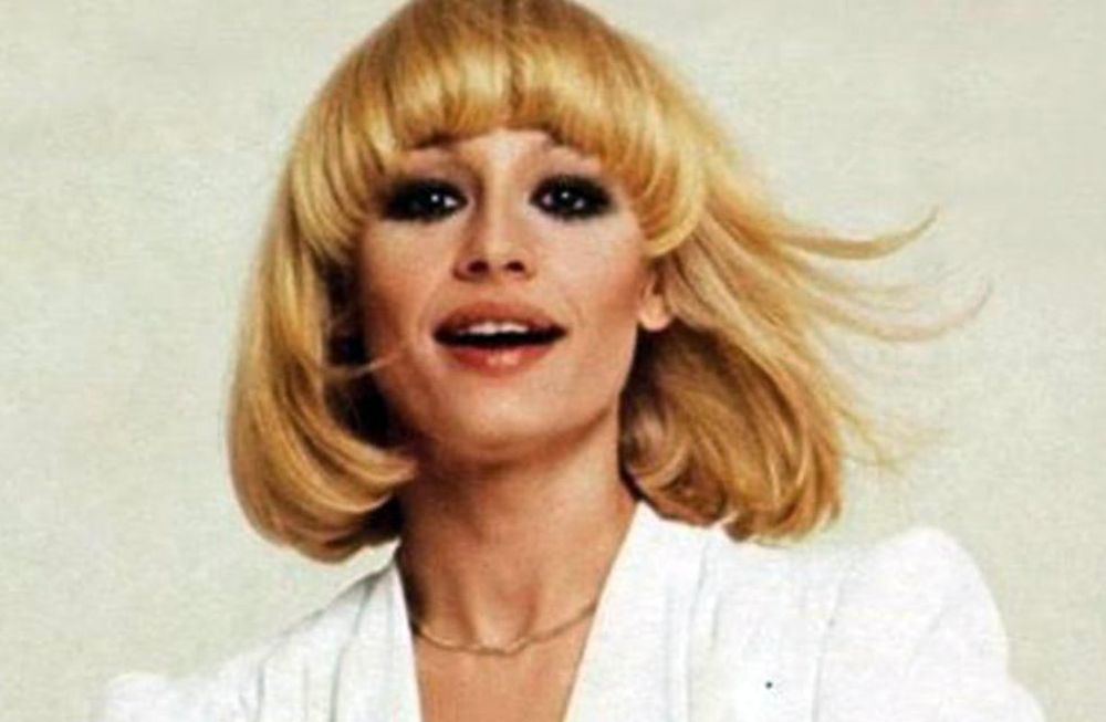 El cáncer de pulmón fue el motivo de su deceso.La cantante, actriz y presentadora Raffaella Carrá, icono de la televisión italiana y responsable de éxitos como Hay que venir al sur, falleció hoy a los 78 años, anunciaron desde su entorno. telam
