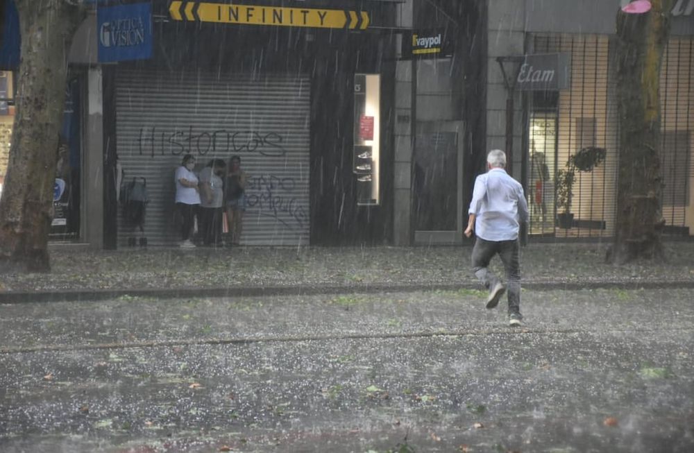 Una fuerte tormenta de granizo azotó el jueves al Gran Mendoza - Mariana Villa / Los Andes