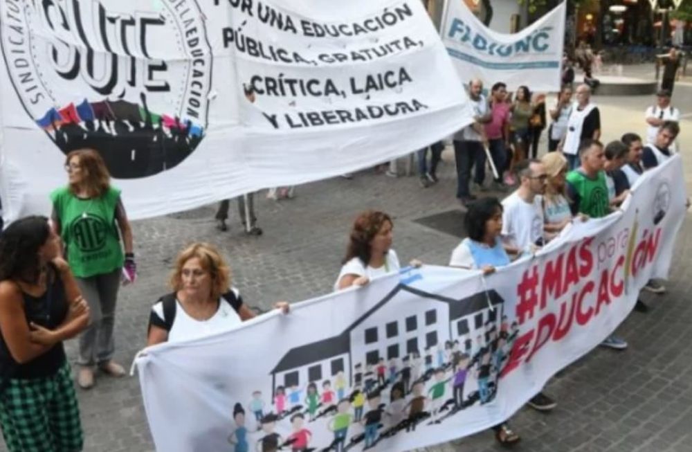 Los trabajadores de la educación cobrarán un bono no remunerativo por decreto.