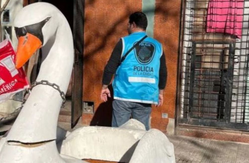 Un hombre fue detenido por vender drogas en el barrio porteño de Chacarita. El hombre atendía en un kiosco y ponía en la puerta un Cisne Blanco y para avisarles a sus compradores que tenía dosis de estupefacientes. Foto: Web
