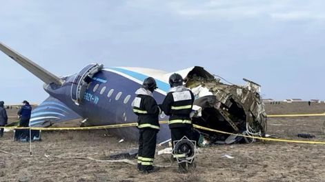 Los Andes | Equipos de emergencias en el lugar del accidente aéreo cerca de Aktau, Kazajstán. EFE/EPA/Ministerio de Emergencias de Kazajistán