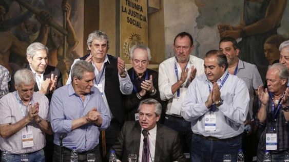 Desde distintos sectores apuntan a que Alberto Fernández benefició a sindicalistas con la limitación a las obras sociales. Archivo