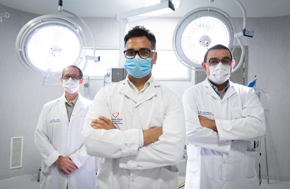 Hospital Central de Mendoza. El equipo de Cirugía Cardio Vascular Sergio Felici (cen) Walter Ferrara (der), y Pablo Gine (izq). Foto: Ignacio Blanco / Los Andes.
