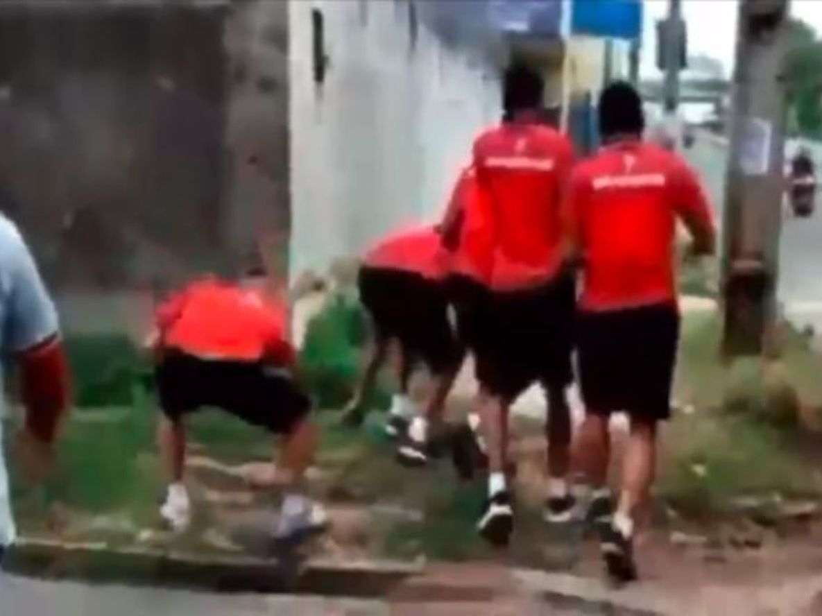 Insólito: un equipo brasilero se apedreó con sus propios hinchas después de perder el clásico