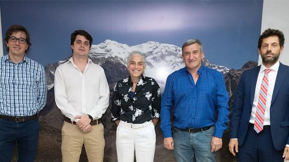 En el desayuno de trabajo participaron (de izq. a der.) Federico Pagano, Nicolás Vicchi, Beatriz Barbera, Julio Totero y Matías Díaz Telli. Foto Ignacio Blanco / Los Andes.