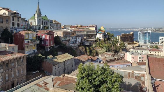 Valparaíso,&nbsp;ubicado a unos 100 km al noroeste de Santiago, la capital de Chile.