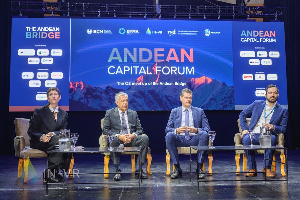 Jimena Latorre, ministra de Energ&iacute;a y Ambiente; Alfredo Cornejo, gobernador de Mendoza; Guillaume Legare, responsable de Sudam&eacute;rica para la Bolsa de Toronto (Toronto Stock Exchange) y TSX Venture; y Stelios Papagrigoriou, presidente ejecutivo y cofundador de IN-VR. Foto: Gobierno de Mendoza