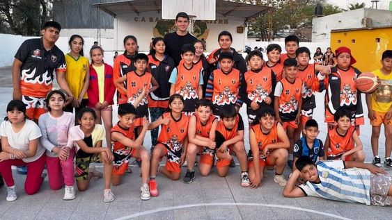 Gabriel Deck volvió a Colonia Dora, fue homenajeado en Mitre, el club donde comenzó a jugar, y se divirtió con los chicos y chicas de la escuela de básquet. / Gentileza.