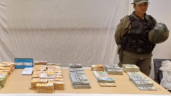 Parte del dinero secuestrado por orden la justicia federal mendocina. Gentileza Gendarmería Nacional.