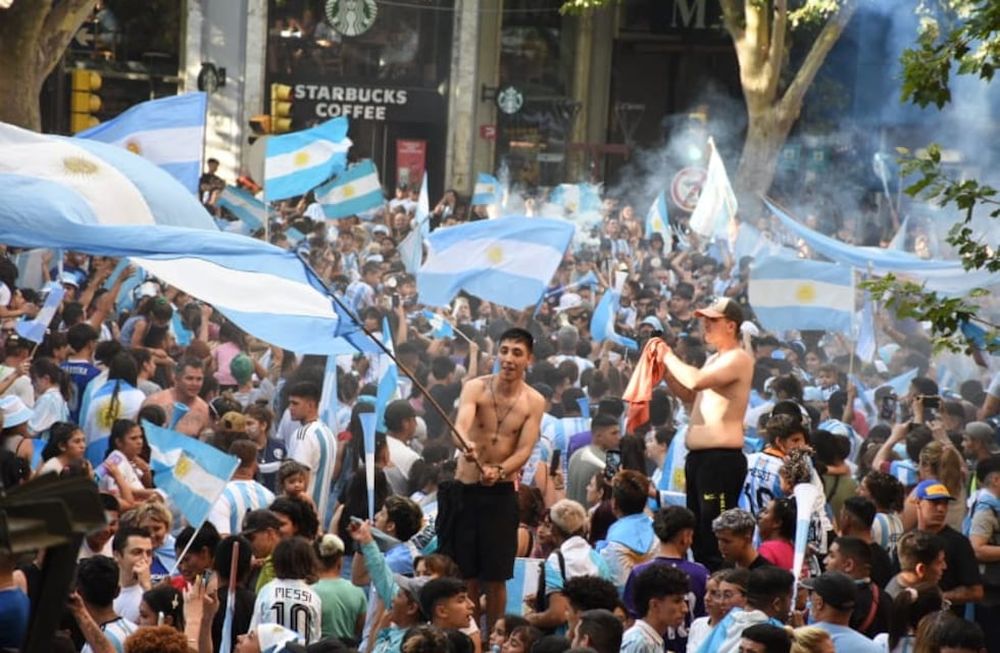 Argentina le ganó a Australia 2 a 1 y los hinchas mendocinos coparon las calles del Centro para festejar que la Selección pasó a cuartos de final de Qatar 2022. - Mariana Villa / Los Andes