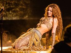 Shakira canta su clásico árabe Ojos así en los premios Grammy 2025