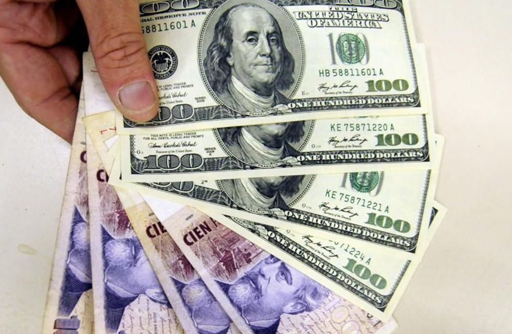 DÓLARES Y PESOS. Imagen ilustrativa (Archivo/DyN).