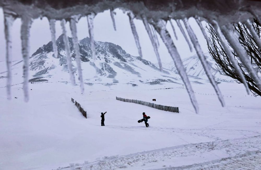 La nieve volvió a Los Puquios y Penitentes, gracias al temporal que comenzó el jueves en alta montaña.