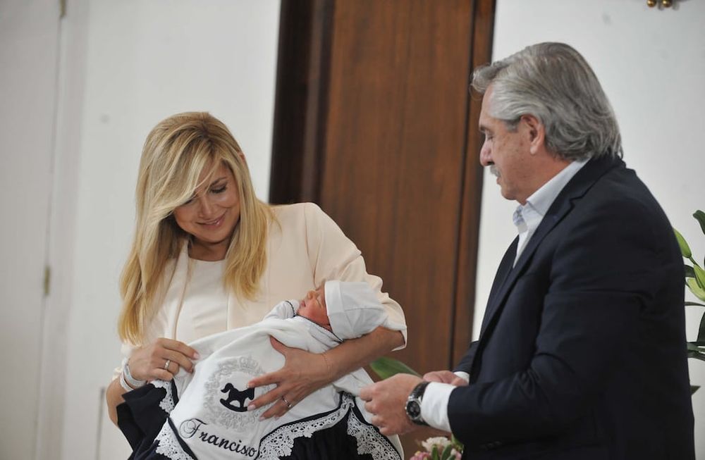 Fabiola Yáñez y Alberto Fernández presentando a su hijo Francisco en abril de 2022. (Clarín / Guillermo Adami)