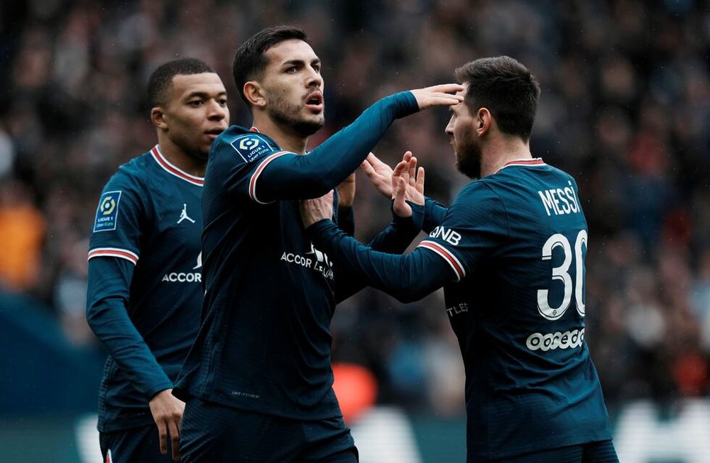 Festejo parisino, de Messi, Mbappe y Leonardo Paredes./AP