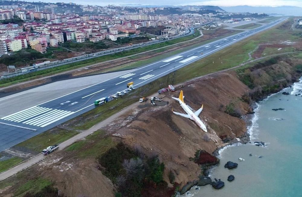 Un avión se salió de pista en Turquía y casi cae al mar Negro