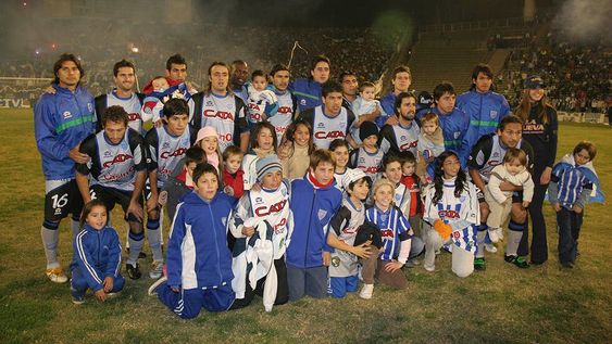 El póster del campeón. Arriba: Abaurre, Martina, Torrico, Duarte, Mosquera, Bordicio, Ibáñez, Torresi, Poy, Torres y Barrera. Abajo:Prósperi, Pérez, Arce, Villar y Giménez. Foto: Claudio Gutiérrez / Los Andes