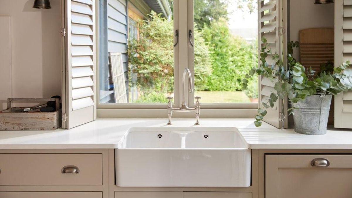 Sin cortinas ni persianas: un estilo novedoso y original añade un toque funcional a la ventana de tu cocina