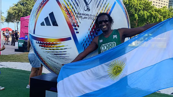 Nacido en Argentina, fanático de Ferro y de Messi, Jhony lleva a Cabo Verde en sus raíces familiares. El cruce entre ambos seleccionados le plantea un dilema que nunca imaginó vivir.