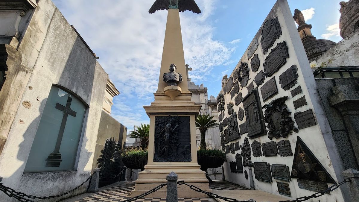 Tumbas masónicas: mensajes ocultos en piedra