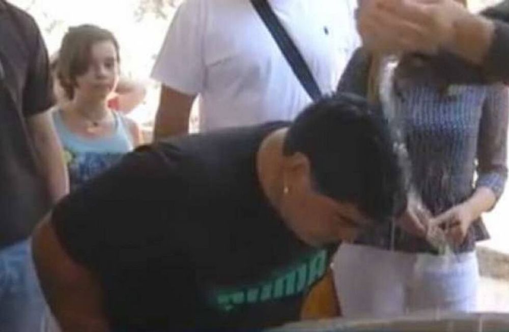 Maradona se bautizó en el río Jordán y ratificó la idea de casarse