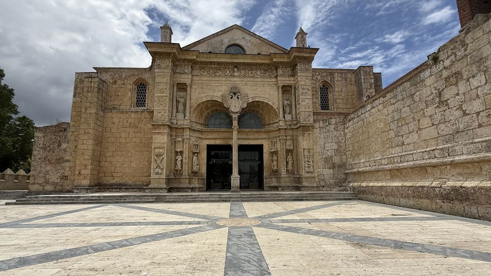 Es la catedral más antigua del continente y una de las grandes joyas arquitectónicas de la ciudad.
