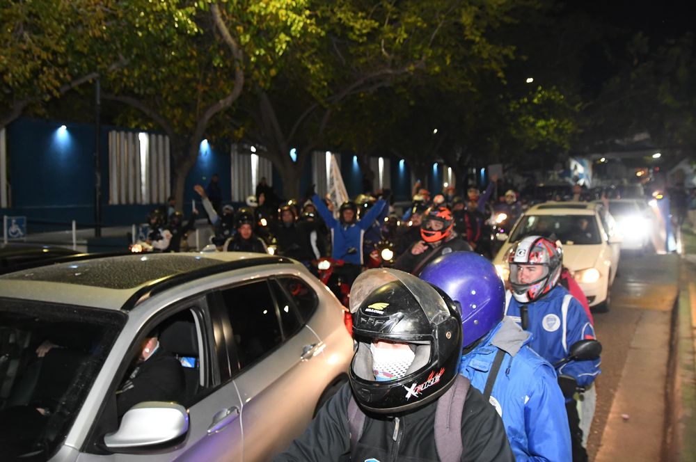 Los hinchas tombinos hicieron un banderazo por el club en los alrededores del Feliciano Gambarte en la previa del clásico con Independiente Rivadavia.