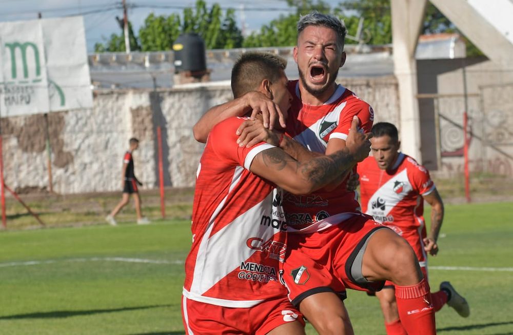 El Cruzado juega en su estadio ante Sarmiento de Resistencia. De ganar, habría logrado el ascenso a la Primera Nacional. / Orlando Pelichotti (Los Andes).