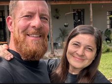una pareja paso cuatro anos transformando un galpon con puertas y ventanas usadas para tener su propia casa