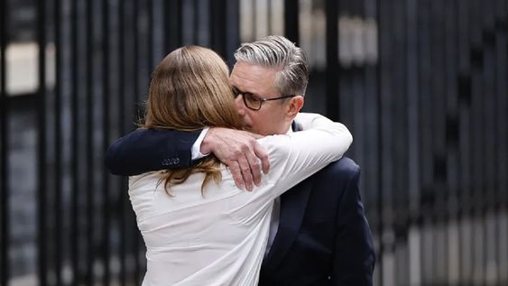 Renuncia Keir Starmer como primer ministro británico
