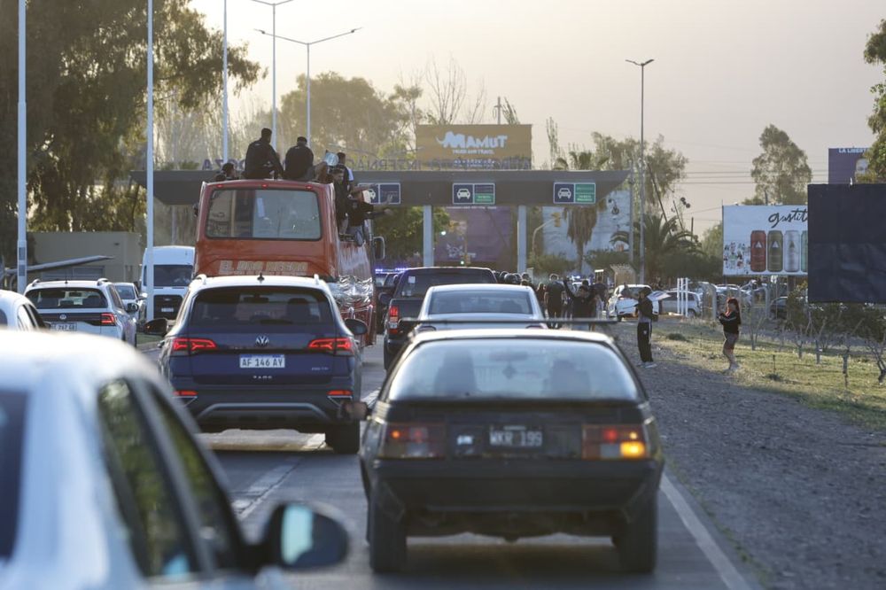 Caravana histórica: la emoción se trasladó en caravana desde el aeropuerto hasta el Legrotaglie.