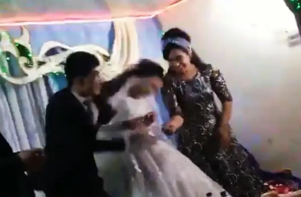 El incidente fue captado en cámara por uno de los invitados y se volvió viral. Foto: Web