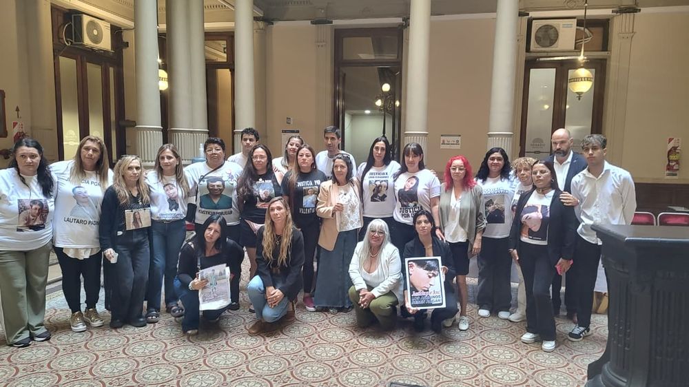 Familiares de víctimas de homicidios y femicidios.