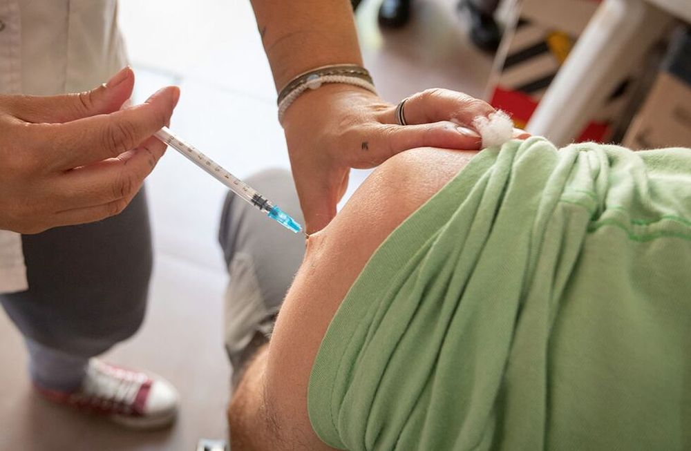 Una familia tipo de 4 personas tendrá que pensar en gastar unos 60.000 pesos si se la aplica en vacunatorios privados. | Foto Ignacio Blanco / Los Andes