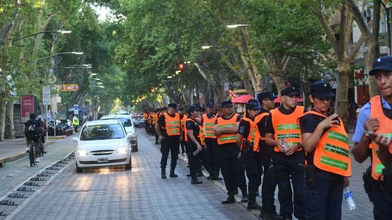 Con gran cantidad de policías, artistas mendocinos realizan una protesta en Peatonal Sarmiento y Av. San Martín de Ciudad en reclamo al DNU del gobierno nacionalFoto: José Gutierrez / Los Andes