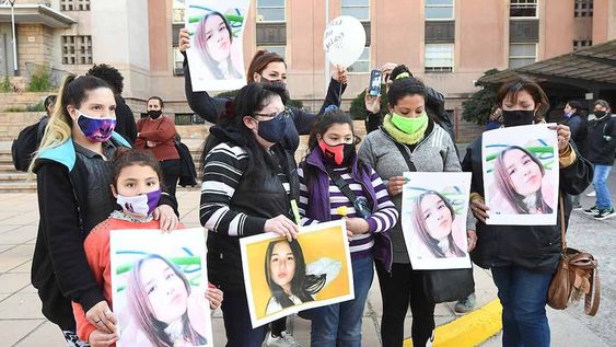Mendoza 08 Julio 2021Juicio femicidio Florencia RomanoEn Tribunales Provinciales se realizó el juicio abreviado a Pablo Arancibia por el femicidio de Florencia RomanoFamiliares y amigos, esperan a los padres de Florencia en TribunalesFoto :José Gutierrez / Los Andes