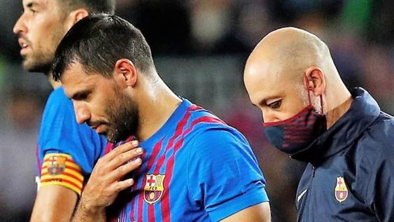 Agüero se retiró del partido contra el Alavés luego de sentir dolor en el pecho. Dos meses después, anunció su retiro definitivo. / Gentileza.