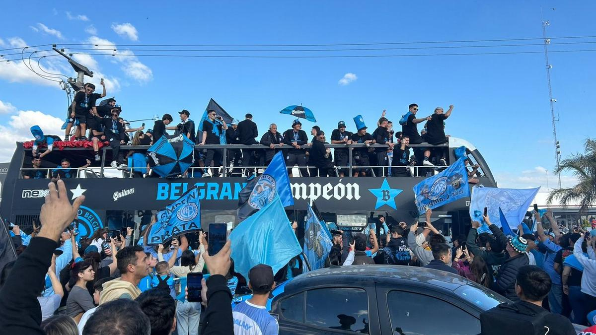 Todas las puertas que se le abren a Belgrano después de levantar la copa en el Apertura