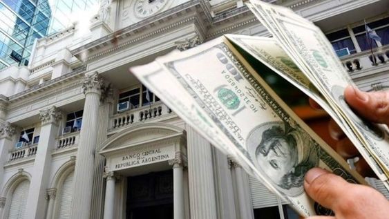 Dólar hoy: se vende desde $98,47, y arranca otra semana en récord