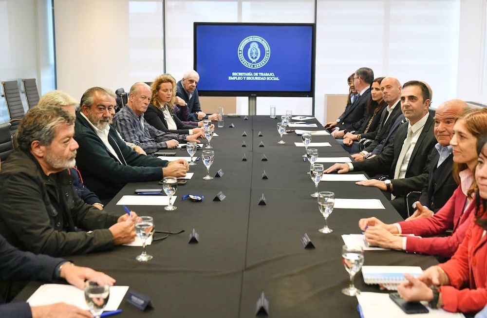 Vista de la reunion mantenida esta tarde entre el secretario de Trabajo, Julio Cordero, y la cúpula de la CGT, como parte del diálogo social promovido por el Gobierno para la conformación del Pacto de Mayo. Foto: Juan Vargas