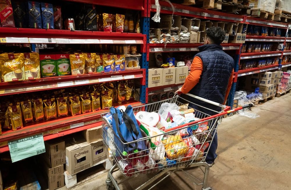Compre sin IVA, el programa que busca aumentar el pago con tarjetas de débito.Foto: Ignacio Blanco / Los Andes