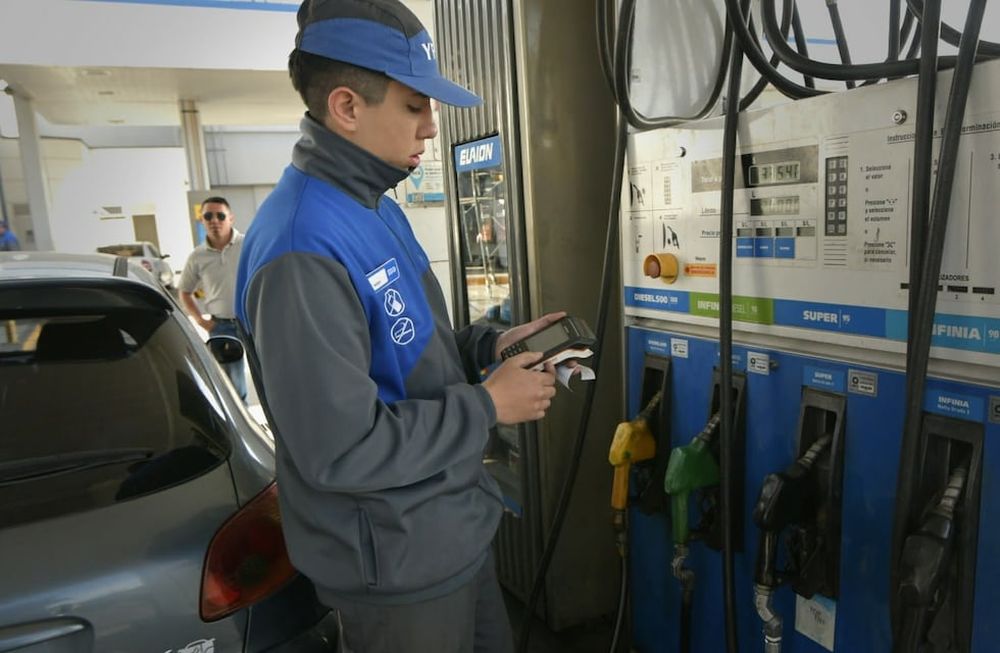 YPF aumentó los precios de sus combustibles (Orlando Pelichotti / Los Andes)