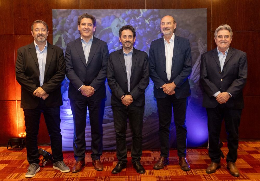Mario González, Gustavo Fernández, ministro de Producción de San Juan, Pablo Dellazoppa, Rodolfo Vargas Arizu, ministro de Producción de Mendoza y Luis Borsani, celebraron la excelencia del vino argentino.
