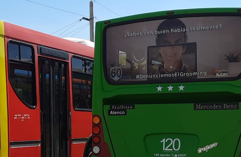 Los colectivos de Mendoza llevarán en sus lunetas una impactante campaña para concientizar sobre el Grooming. Además, personal de cada grupo será capacitado en la temática. Foto: Prensa Autam.
