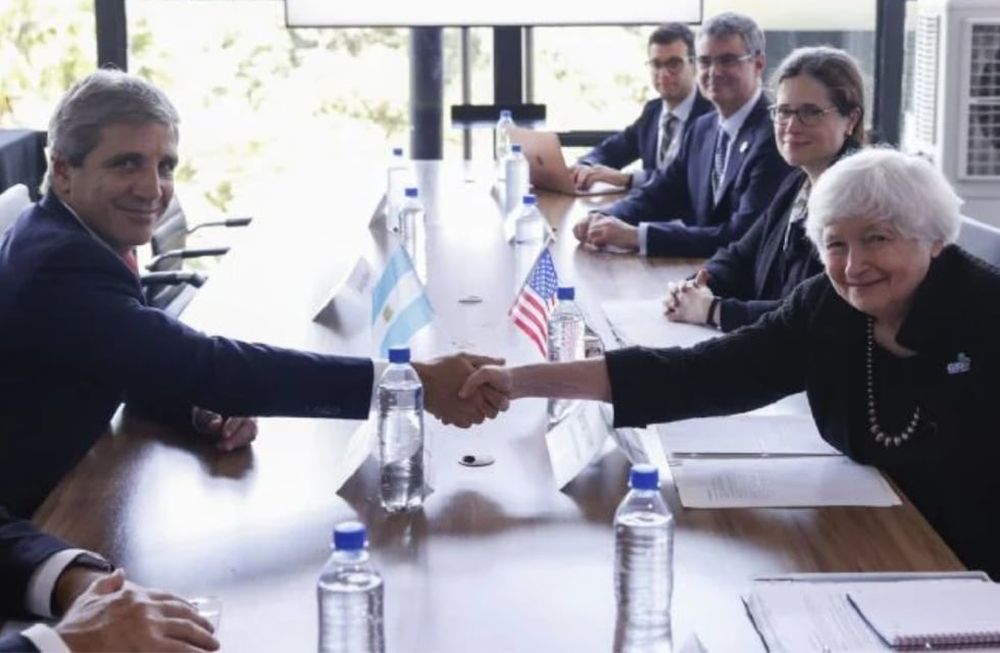 El ministro de Economía, Luis Caputo, estrechando la mano de Janet Yellen, secretaria del Tesoro de Estados Unidos. Foto: EFE